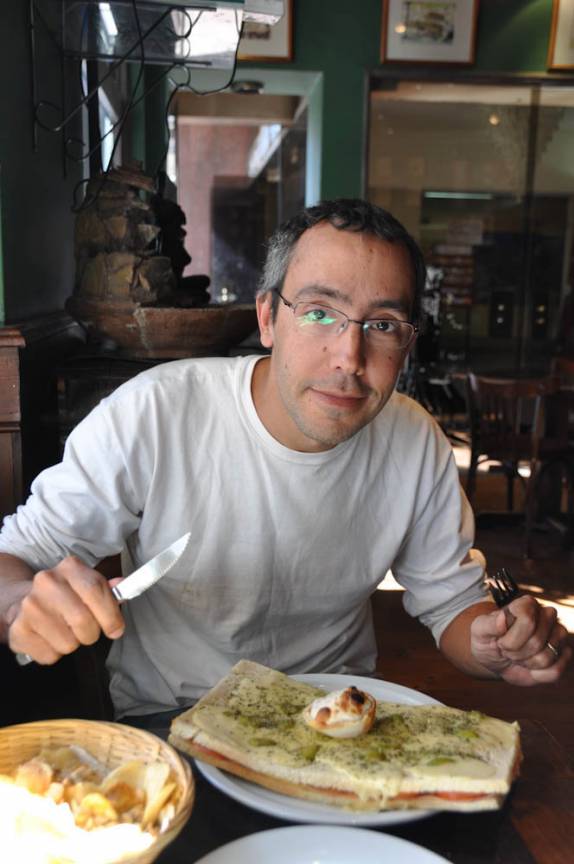 Pronto para devorar enorme sanduíche em Salta - Argentina